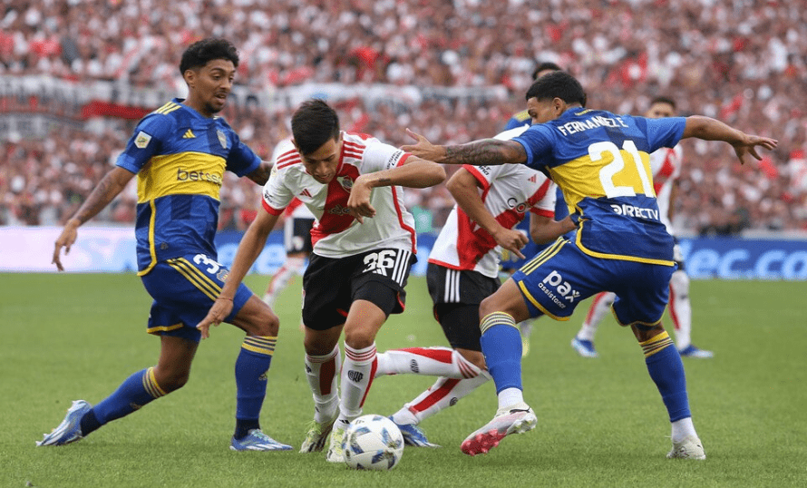 River Plate Sella el Destino en la Bombonera: Triunfo y Controversia