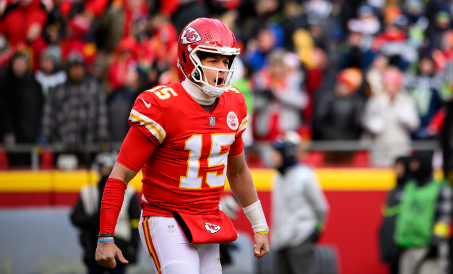 Mahomes Brilla con 331 Yardas y Carr se Lesiona: Los Chiefs Derrotan a los Saints 26-13