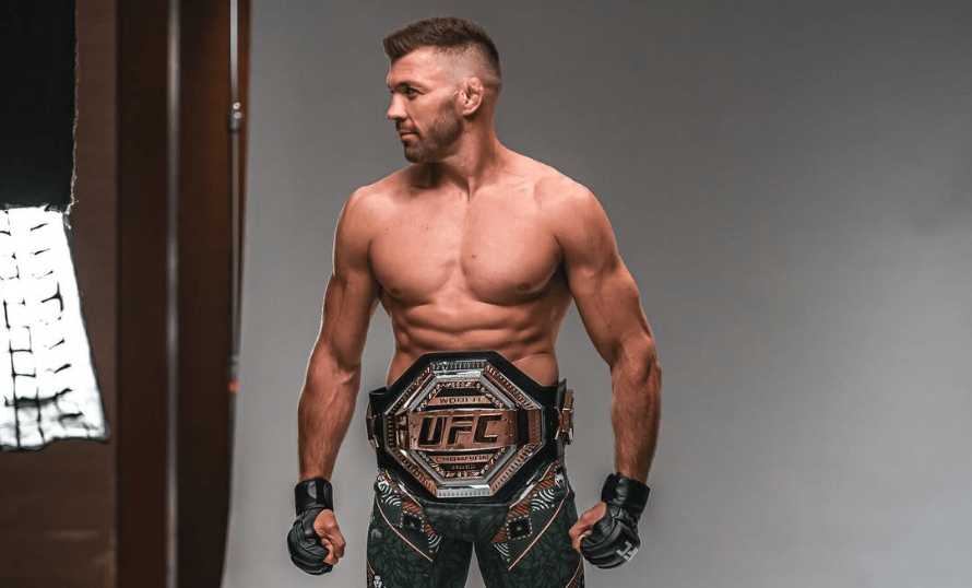 Dricus du Plessis destroza a Sean Strickland y mantiene su reinado en el peso mediano