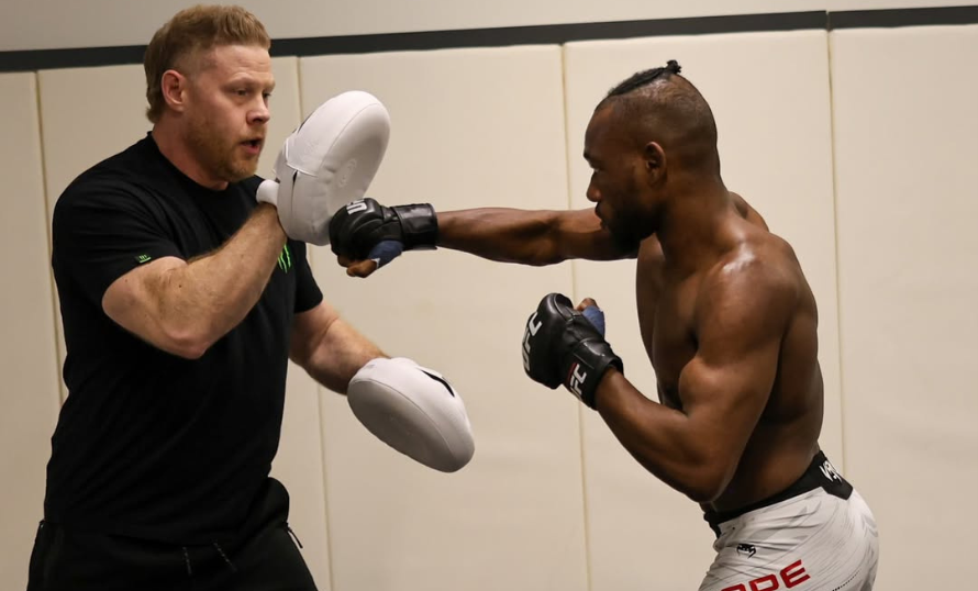 Manel Kape noquea a Almabayev y se perfila como próximo retador al título mosca de UFC